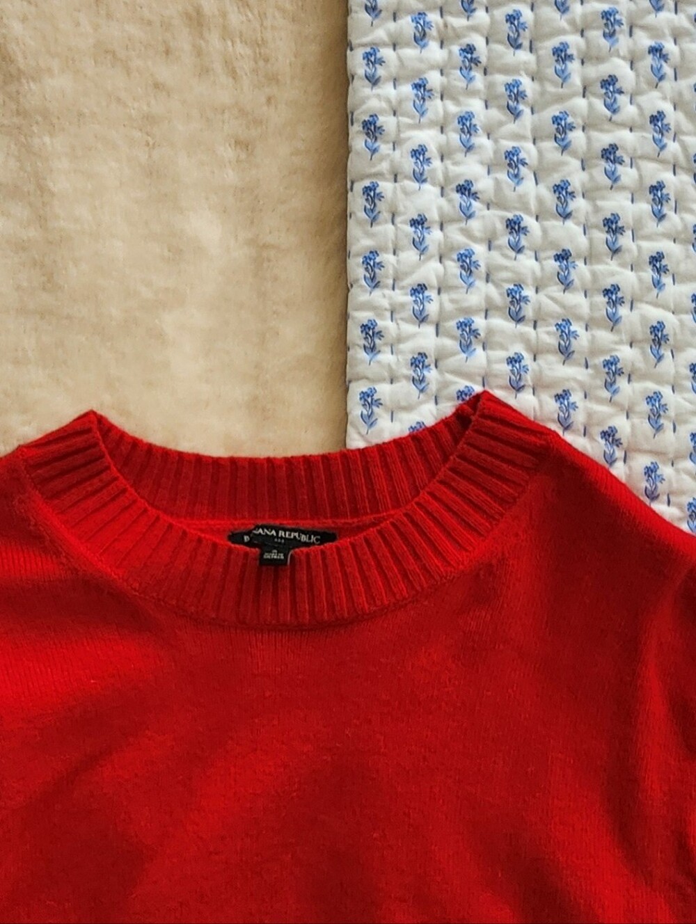 Banana Republic Women's Perfectly Soft Classic Red Crewneck Sweater Size Small - Picture 6 of 6